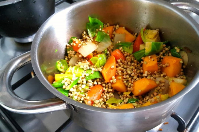 trigo-sarraceno-con-verduras-en-cazuela-para-cocinar