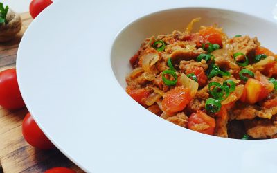 SEITAN ENCEBOLLADO CON TOMATE Y CHUCRUT