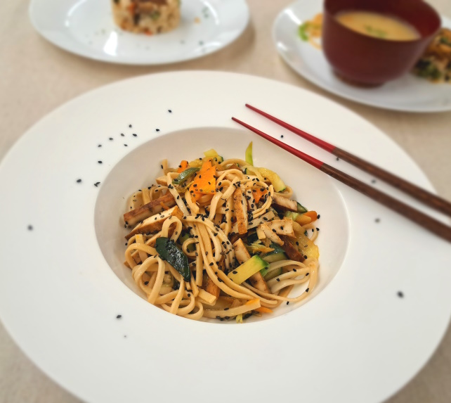 wok-udon-con-tofu-marinado-y-verduras