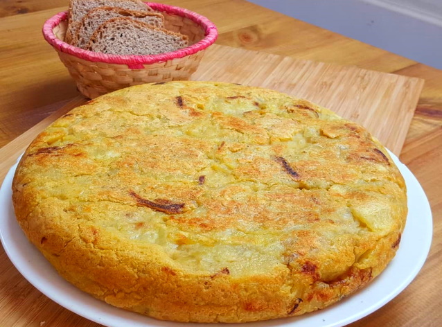 Tortilla- de- patatas-y-canasta-pan